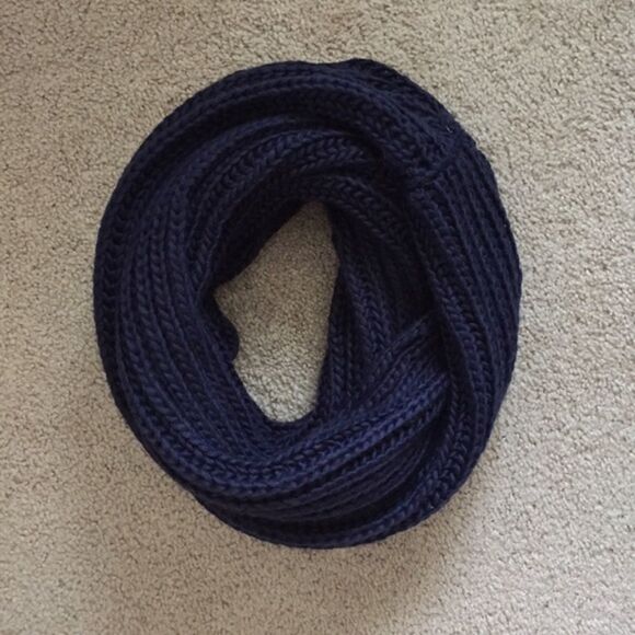 F21 Navy Giant Knit Circle Scarf - Picture 1 of 3